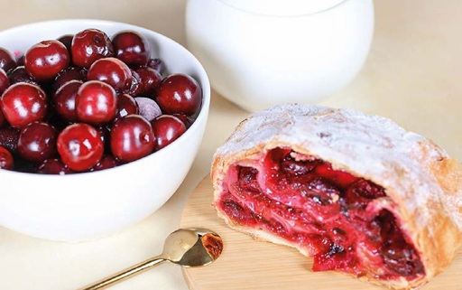 Lo Strudel di Ciliegie. Fatto alla maniera balcanica, con la pasta tirata