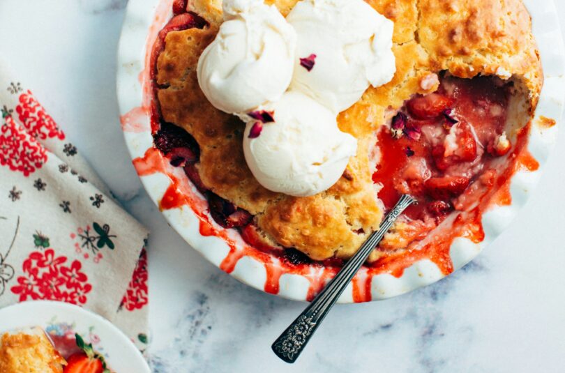 photo-1499639074945-fd03f7b1a09e?crop=entropy&cs=tinysrgb&fit=max&fm=jpg&ixid=M3wxMTc3M3wwfDF8c2VhcmNofDE3fHxjaGVycnklMjBwaWV8ZW58MHx8fHwxNzI2MTQzMzczfDA&ixlib=rb-4.0.3&q=80&w=2000 Il pie di ciliegie e i tre desideri da esprimere al primo morso!